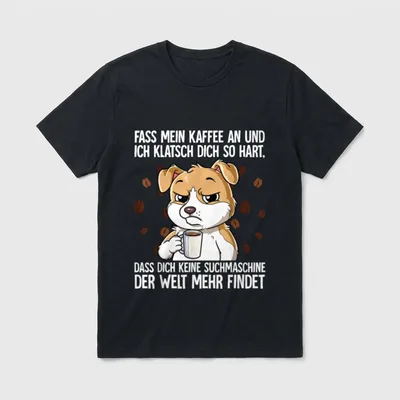 Fass Mein Kaffee T-Shirt – Grimmiger braun-weißer Hund hält Kaffeebecher umgeben von Bohnen – Klassisches T-Shirt in Schwarz