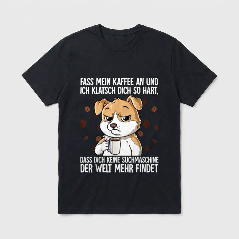 Fass Mein Kaffee T-Shirt – Grimmiger braun-weißer Hund hält Kaffeebecher umgeben von Bohnen – Klassisches T-Shirt in Schwarz