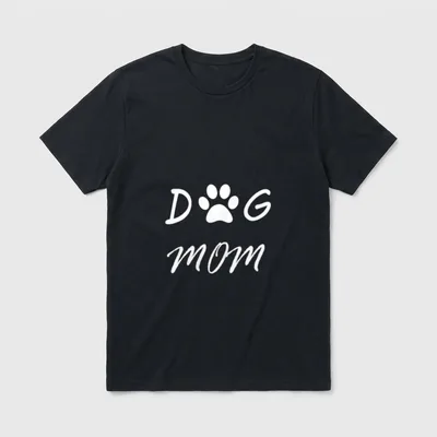 Dog Mom Hunde Mama T-Shirt – Weiße DOG MOM Schrift mit Pfotenabdruck als O auf grauem Grund – Klassisches T-Shirt in Schwarz