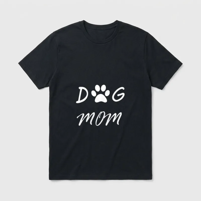Dog Mom Hunde Mama T-Shirt – Weiße DOG MOM Schrift mit Pfotenabdruck als O auf grauem Grund – Klassisches T-Shirt in Schwarz