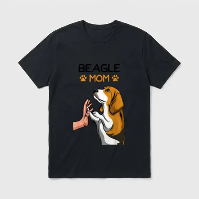 Beagle Mom T-Shirt – Beagle gibt Highfive unter Text BEAGLE MOM mit Pfotenabdrücken – Klassisches T-Shirt in Schwarz