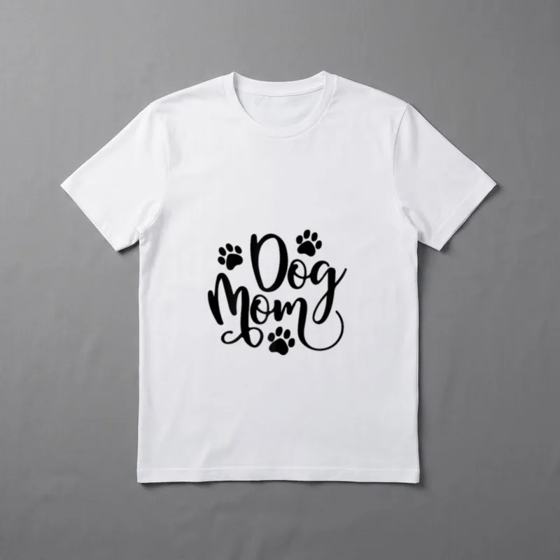 Hund Mama Hundemama T-Shirt – Schriftzug Dog Mom in Kursive mit drei Pfotenabdrücken – Klassisches T-Shirt in Schwarz