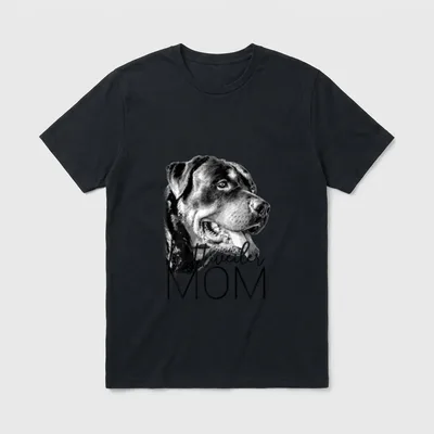 Rottweiler Mom Shirt – Schwarz-Weiß-Rottweiler Kopf mit Rottweiler MOM Schriftzug – Klassisches T-Shirt in Schwarz