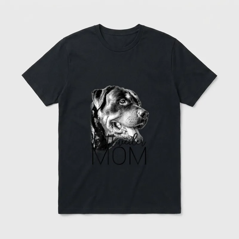 Rottweiler Mom Shirt – Schwarz-Weiß-Rottweiler Kopf mit Rottweiler MOM Schriftzug – Klassisches T-Shirt in Schwarz