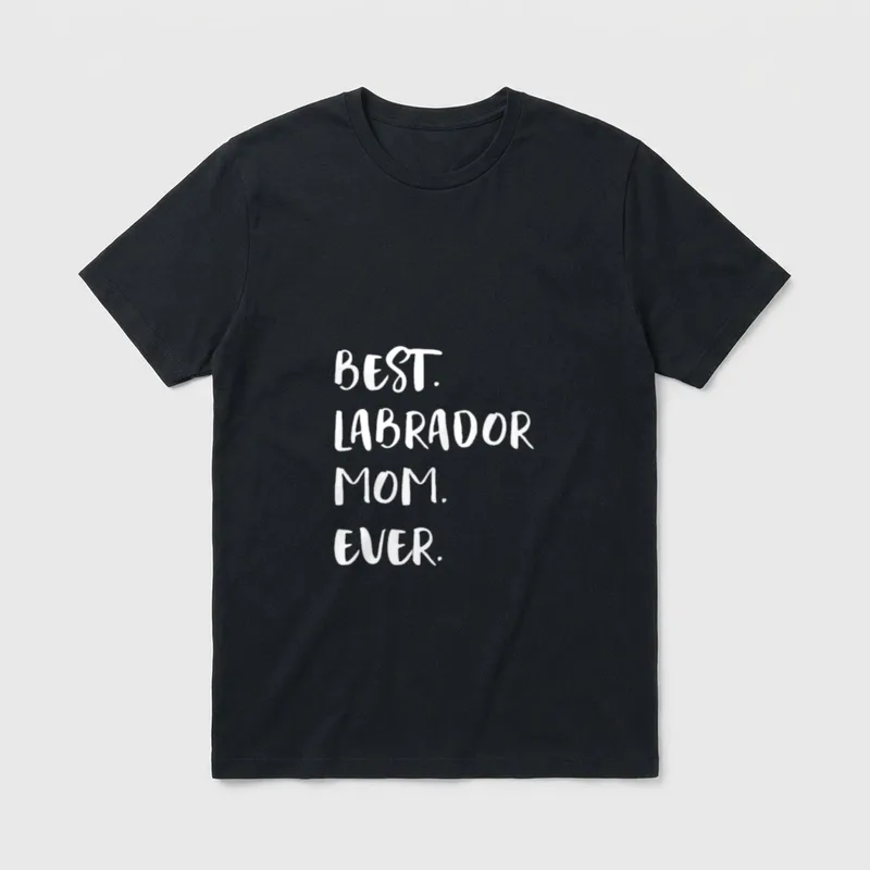 Best Labrador Mom Ever T-Shirt – Schriftzug BEST. LABRADOR MOM. EVER. in weißer Handschrift – Klassisches T-Shirt in Schwarz