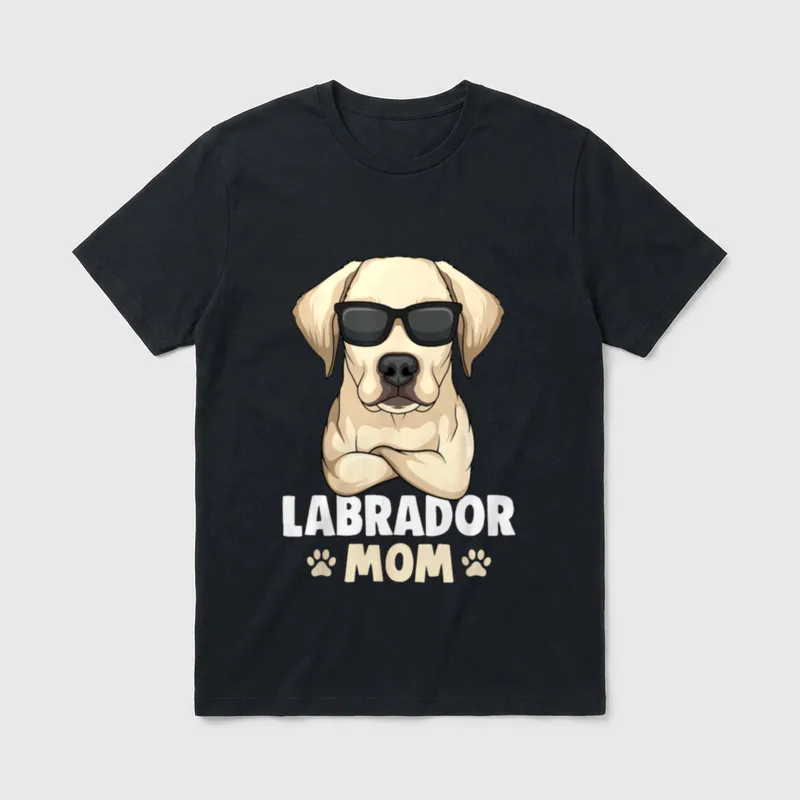 Labrador Hunde Mama Lab T-Shirt – Gelber Labrador mit Sonnenbrille und Text LABRADOR MOM – Klassisches T-Shirt in Schwarz