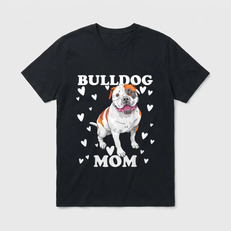 Bulldog Mama Mom T-Shirt – BULLDOG MOM Text mit Bulldoggen-Illustration und weißen Herzen – Klassisches T-Shirt in Schwarz