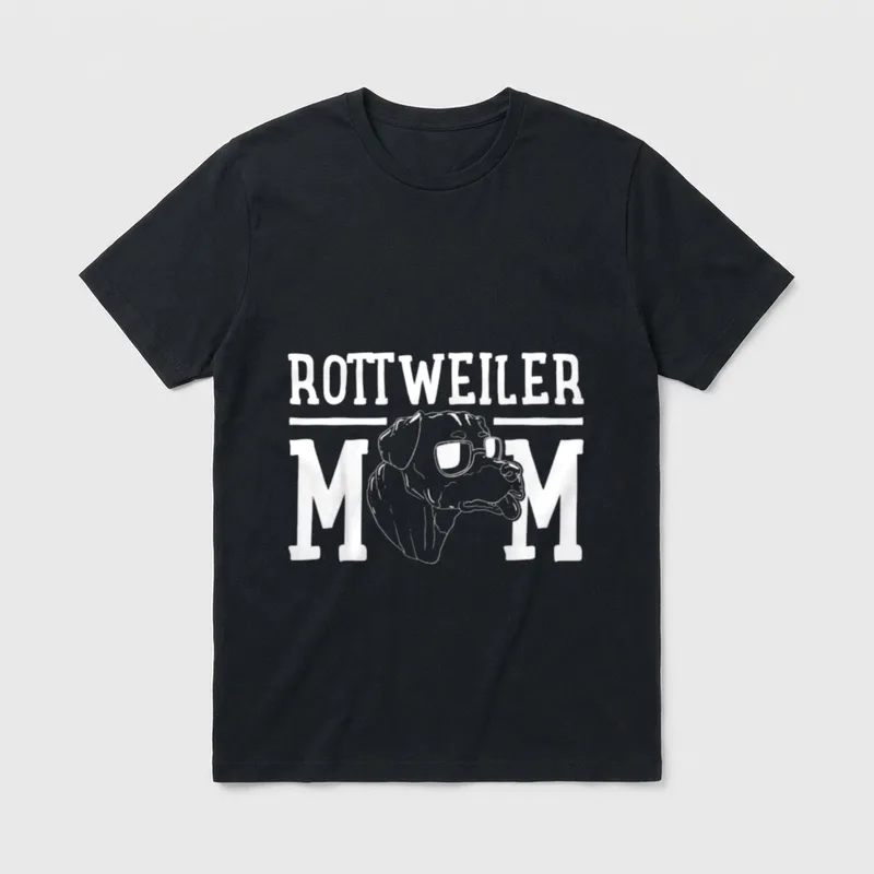 Rottweiler Hundemama T-Shirt – Rottweiler Kopf mit Sonnenbrille als Teil des Schriftzugs Mom – Klassisches T-Shirt in Schwarz