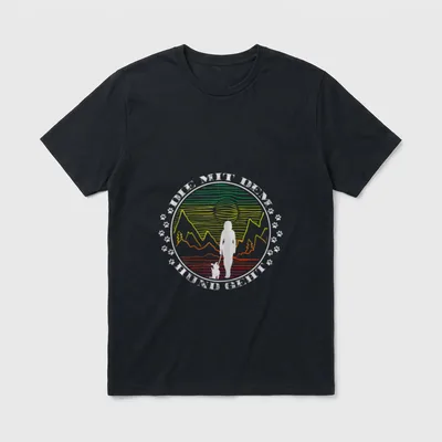 Gassi T-Shirt – Retro Kreismotiv Frau mit Hund und Pfotenabdrücke – Klassisches T-Shirt in Schwarz