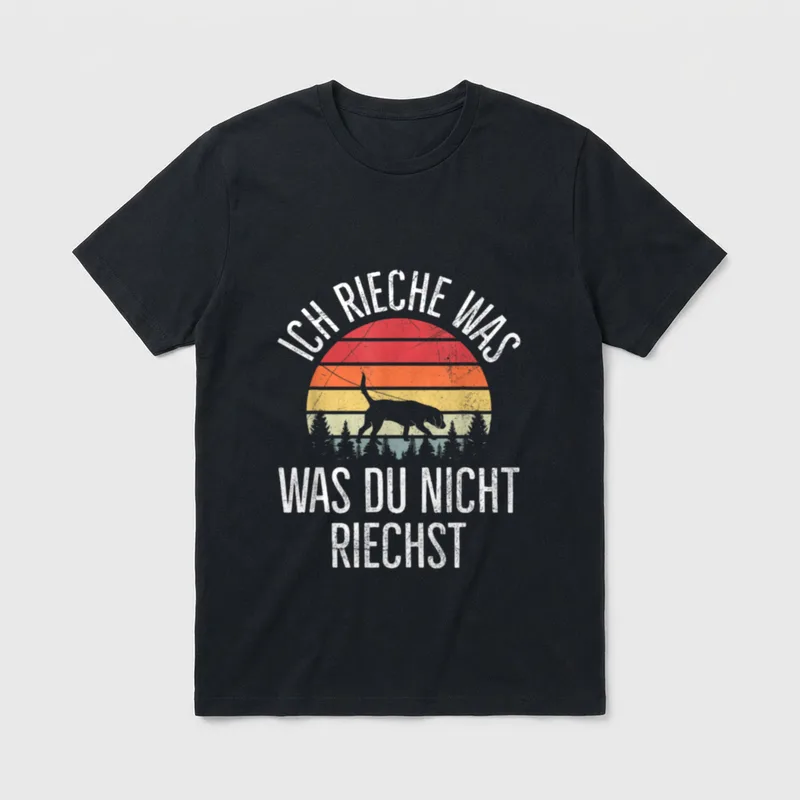 Mantrailing Ich Rieche Was T-Shirt – Suchhund-Silhouette vor buntem Vintage-Sunset mit Text – Klassisches T-Shirt in Schwarz