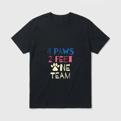 Agility Hunde für Sportschuhe T-Shirt – 4 PAWS 2 FEET ONE TEAM Text mit gelbem Pfotenabdruck – Klassisches T-Shirt in Schwarz