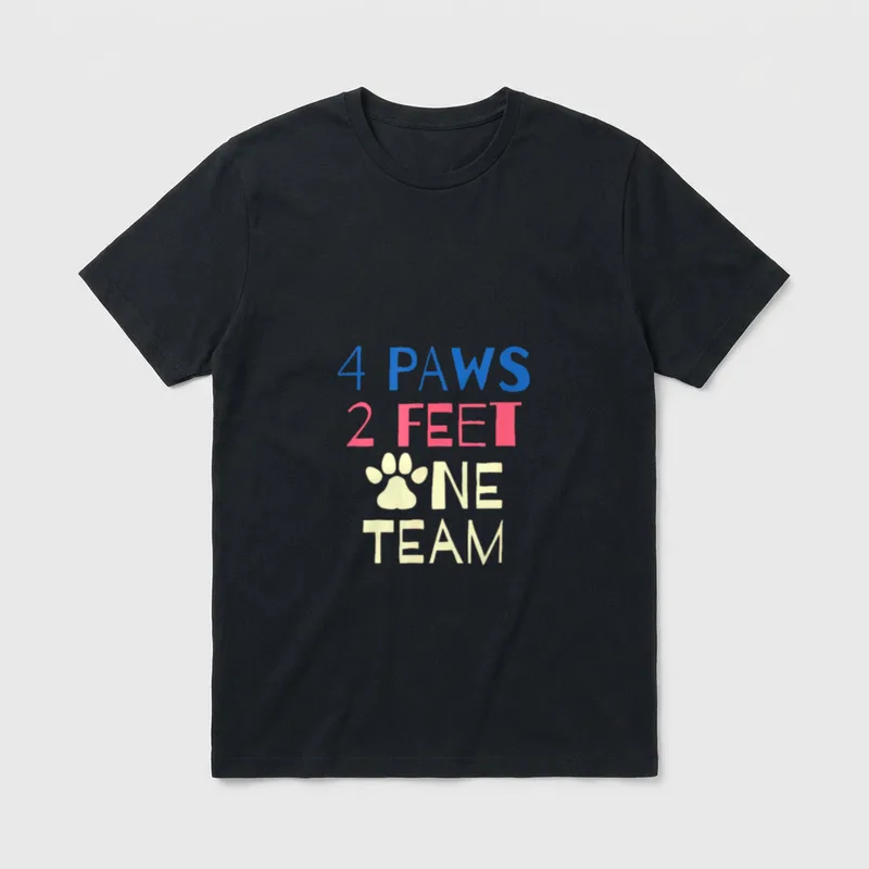 Agility Hunde für Sportschuhe T-Shirt – 4 PAWS 2 FEET ONE TEAM Text mit gelbem Pfotenabdruck – Klassisches T-Shirt in Schwarz