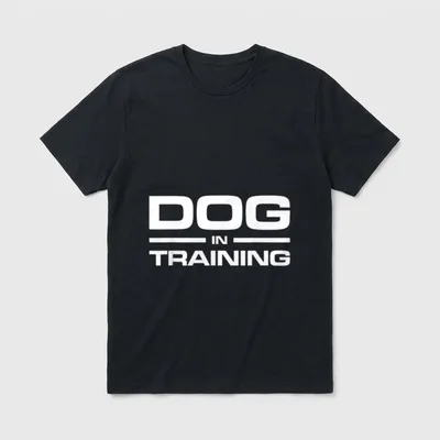 HUND IM TRAINING T-Shirt – White Print DOG IN TRAINING auf grauem Grund – Klassisches T-Shirt in Schwarz