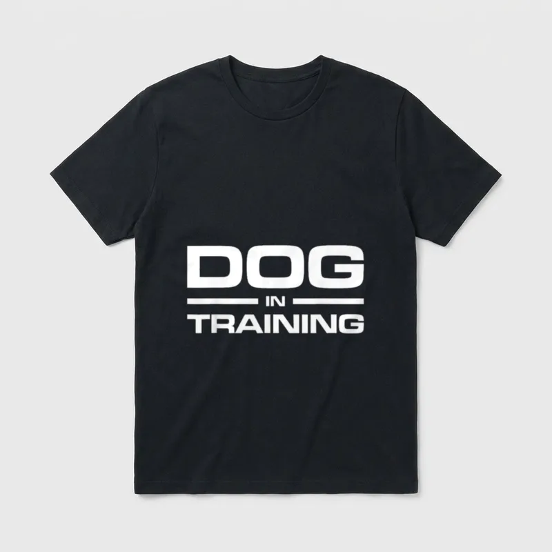 HUND IM TRAINING T-Shirt – White Print DOG IN TRAINING auf grauem Grund – Klassisches T-Shirt in Schwarz