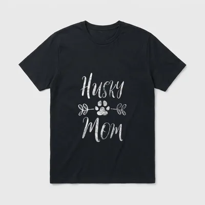 Husky Mom Shirt – Schriftzug Husky Mom mit weißer Pfote und Zweigen – Klassisches T-Shirt in Schwarz