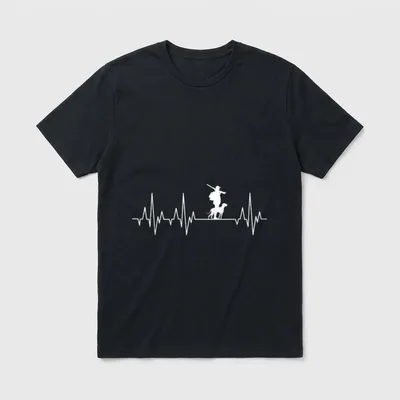 Jäger mit Hund Herzschlag T-Shirt – Silhouette Jäger mit Gewehr und Hund auf EKG-Linie – Klassisches T-Shirt in Schwarz