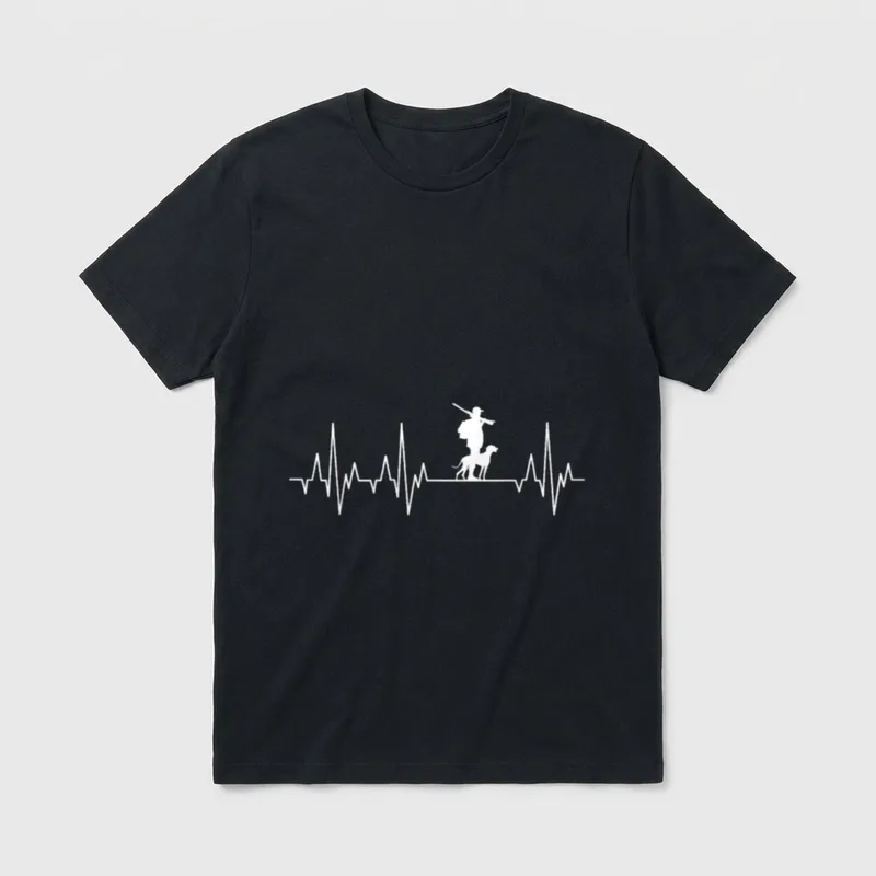 Jäger mit Hund Herzschlag T-Shirt – Silhouette Jäger mit Gewehr und Hund auf EKG-Linie – Klassisches T-Shirt in Schwarz