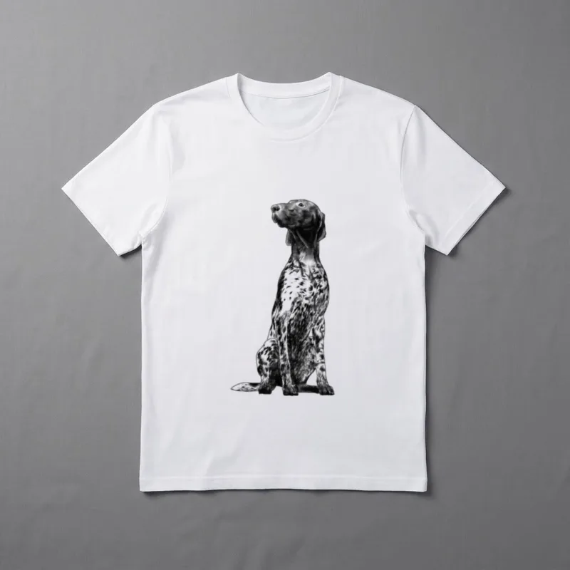 Hund Deutsch Kurzhaar T-Shirt – Sitzender, gepunkteter Jagdhund in Schwarz-Weiß-Grafik – Klassisches T-Shirt in Schwarz