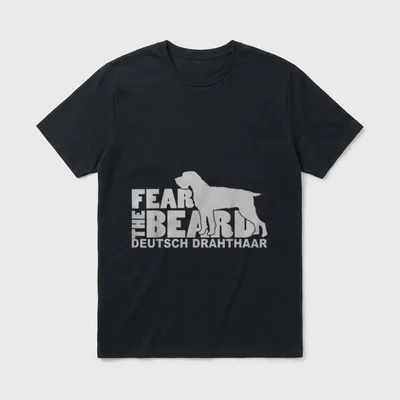 Fear the Beard Deutsch T-Shirt – Hundesilhouette vor Text Fear the Beard Deutsches Drahthaar – Klassisches T-Shirt in Schwarz