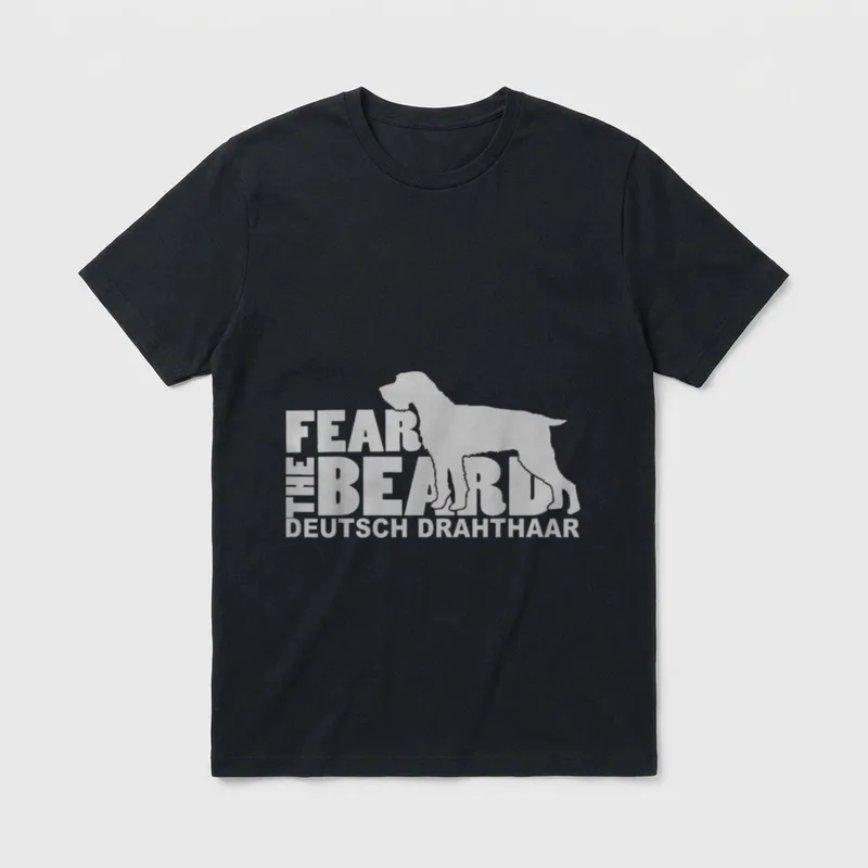 Fear the Beard Deutsch T-Shirt – Hundesilhouette vor Text Fear the Beard Deutsches Drahthaar – Klassisches T-Shirt in Schwarz