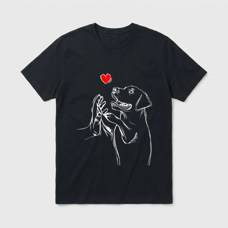 Black Labrador Shirt – Weißer Labbi gibt High Five unter rotem Herzen – Klassisches T-Shirt in Schwarz