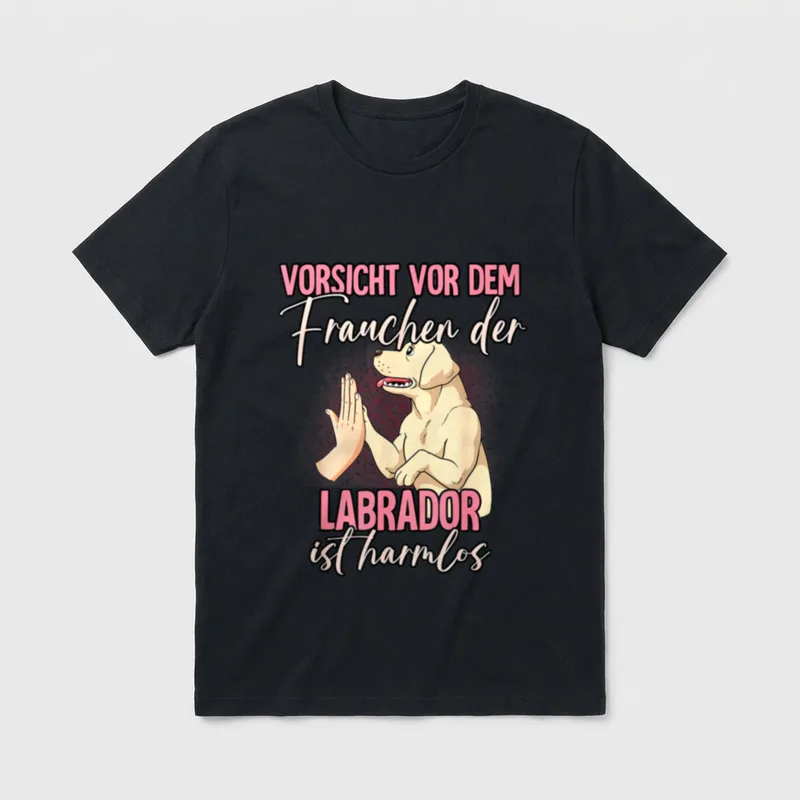 Vorsicht vor dem Frauchen T-Shirt 0075 – Muskelnder Labrador gibt High Five mit Text – Klassisches T-Shirt in Schwarz