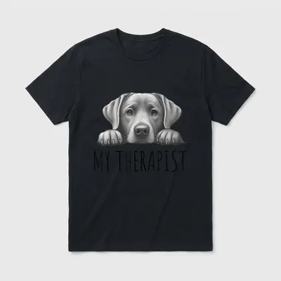 Funny Silver Labrador Dog T-Shirt – Grauer Labrador schaut über Kante mit Text My Therapist – Klassisches T-Shirt in Schwarz