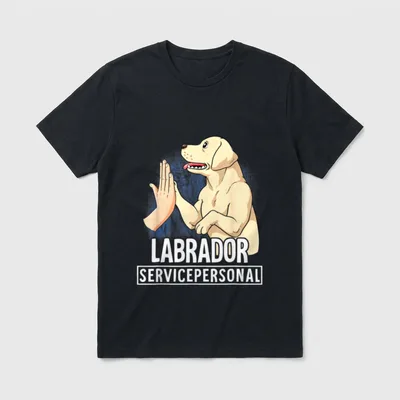 Labrador T-Shirt 0124 – Gelber Labrador gibt High-Five mit Text „LABRADOR SERVICEPERSONAL“ – Klassisches T-Shirt in Schwarz