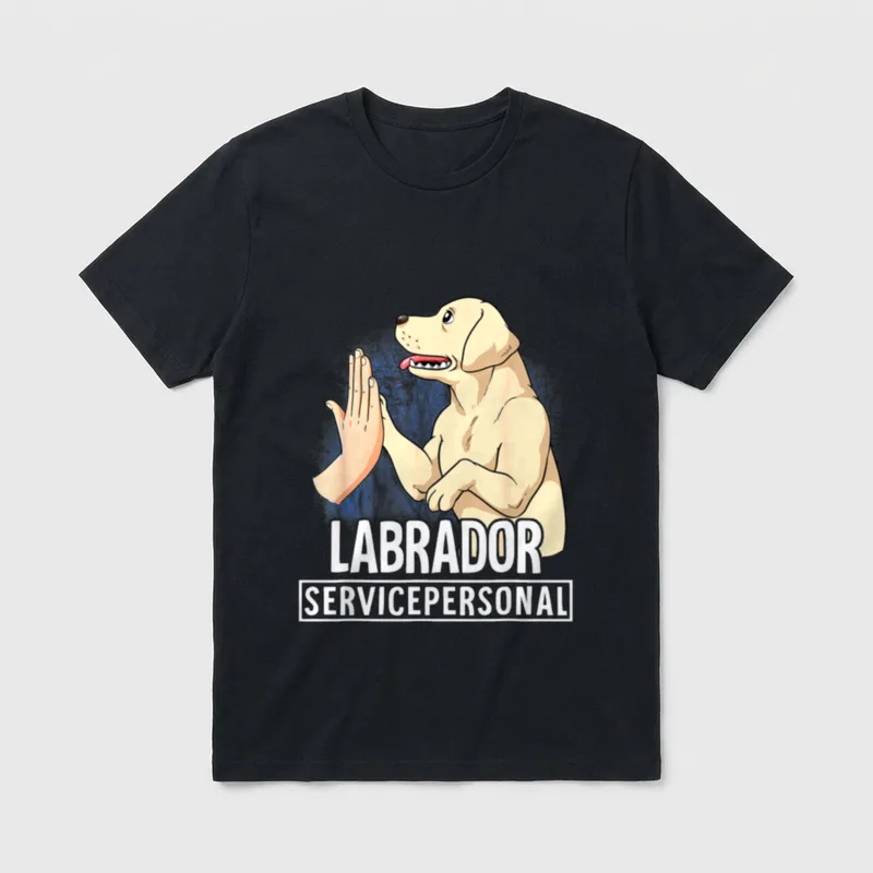 Labrador T-Shirt 0124 – Gelber Labrador gibt High-Five mit Text „LABRADOR SERVICEPERSONAL“ – Klassisches T-Shirt in Schwarz