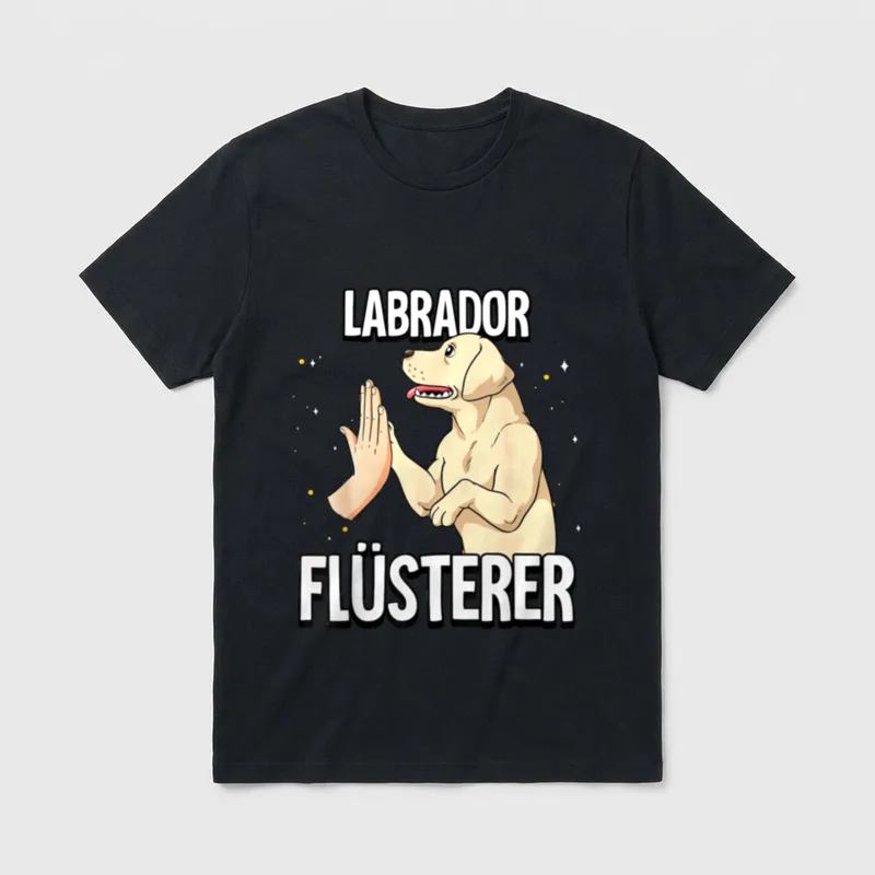 Labrador T-Shirt 0137 – Gelber Labrador gibt High Five neben Text Labrador Flüsterer – Klassisches T-Shirt in Schwarz