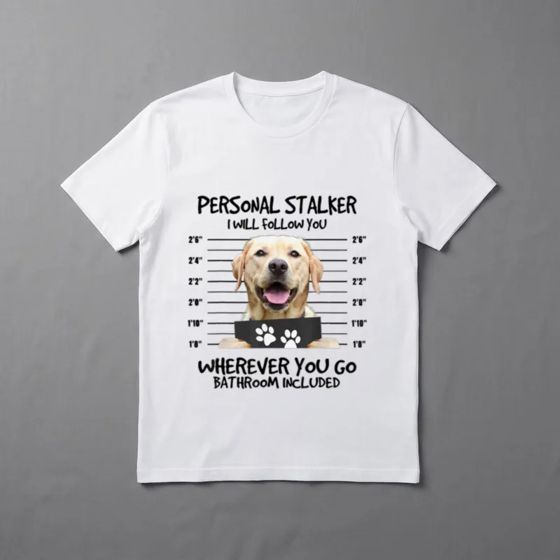 Lustiger persönlicher Stalker Labrador T-Shirt – Klassisches T-Shirt in Schwarz