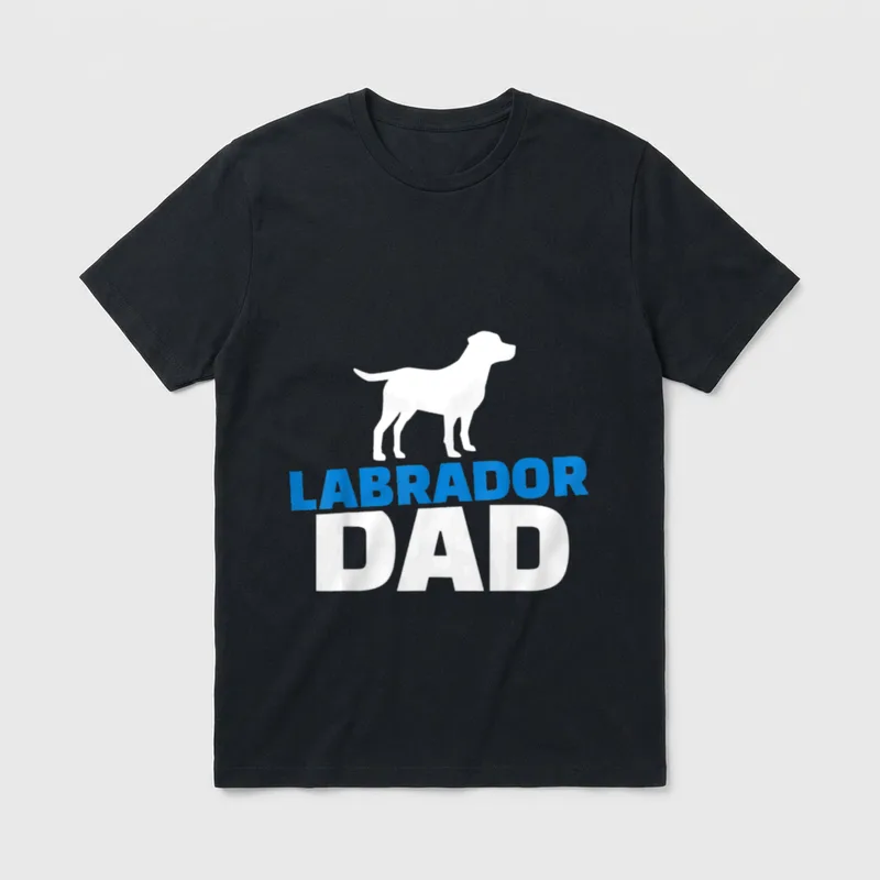 Labrador Papa T-Shirt – Weiße Labrador-Silhouette über blau-weißem Schriftzug LABRADOR DAD – Klassisches T-Shirt in Schwarz