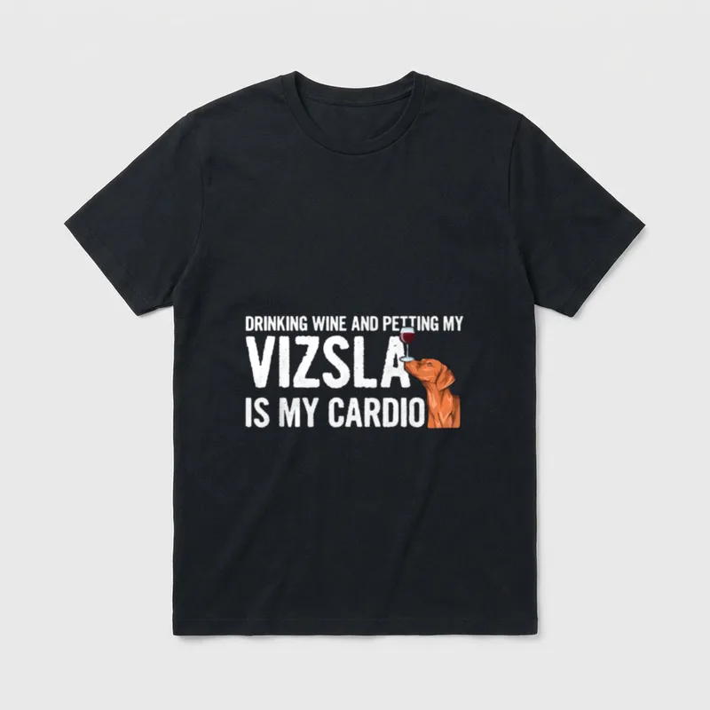 Vizsla Spruch T-Shirt – Weinglas und orange-brauner Vizsla Kopf neben weißem Schriftzug – Klassisches T-Shirt in Schwarz