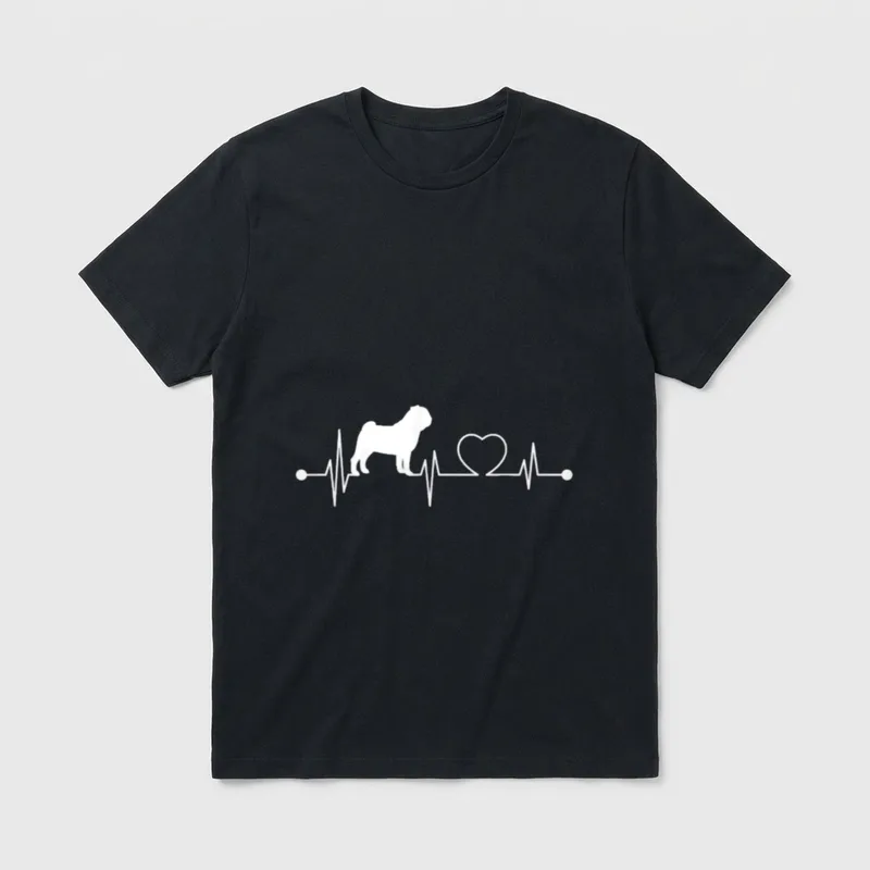 MOPS HUND Herzschlag T-Shirt – Weißer Mops in einer Pulslinie neben einem Herzsymbol – Klassisches T-Shirt in Schwarz