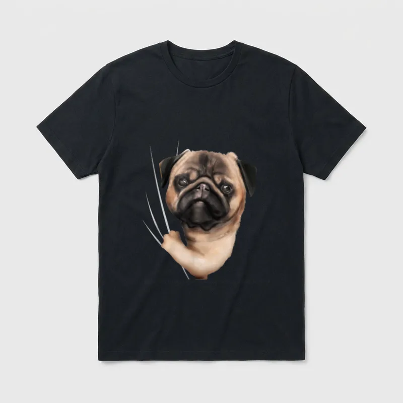 Mops kommt aus Kleidung T-Shirt – Bemalter Mops greift mit Pfote durch den Stoff – Klassisches T-Shirt in Schwarz