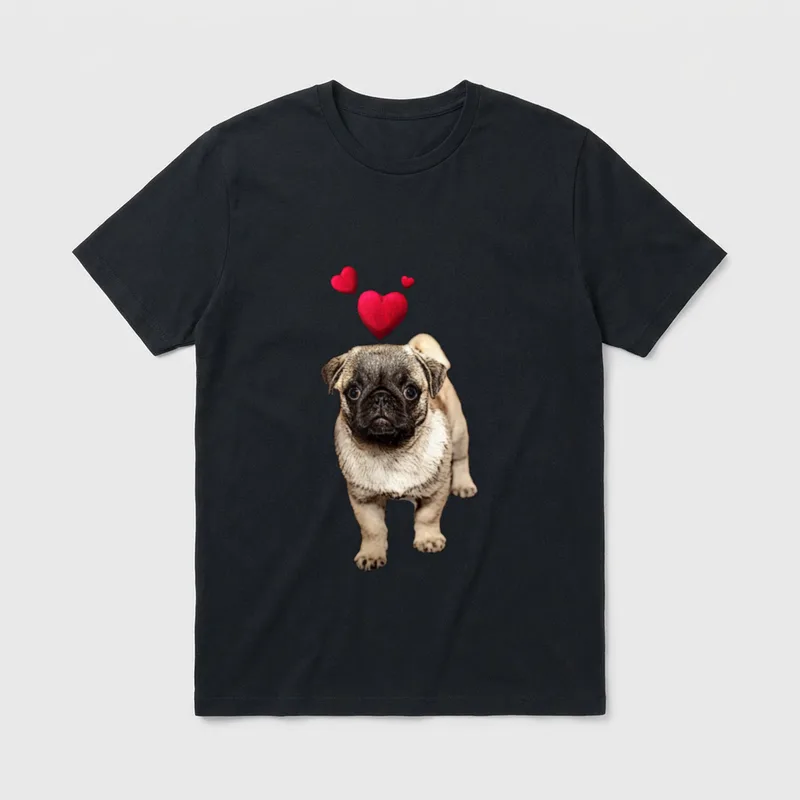 mit Mops Hund und Herz T-Shirt – Mops-Welpe mit roten Herzen über dem Kopf – Klassisches T-Shirt in Schwarz