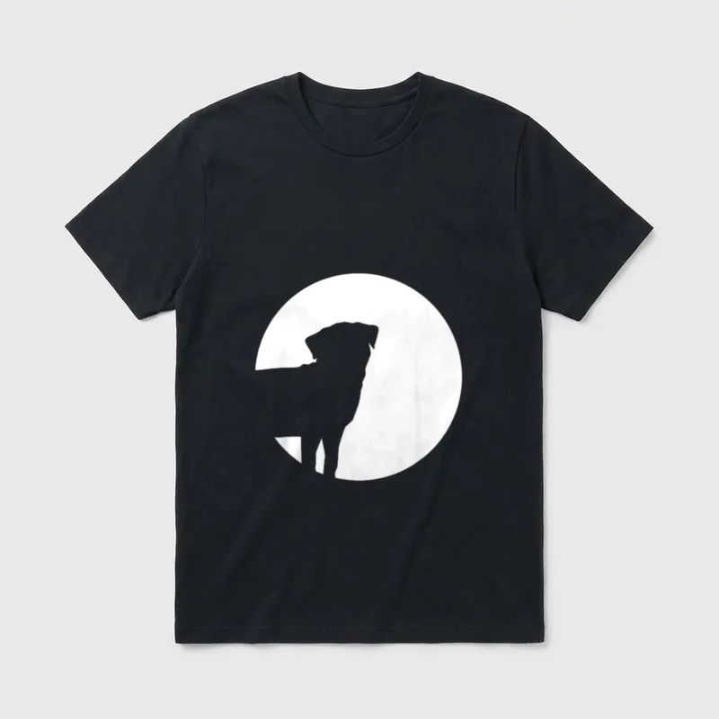 Mops Mond T-Shirt – Graue Silhouette eines sitzenden Mopses vor weißem Vollmond-Kreis – Klassisches T-Shirt in Schwarz