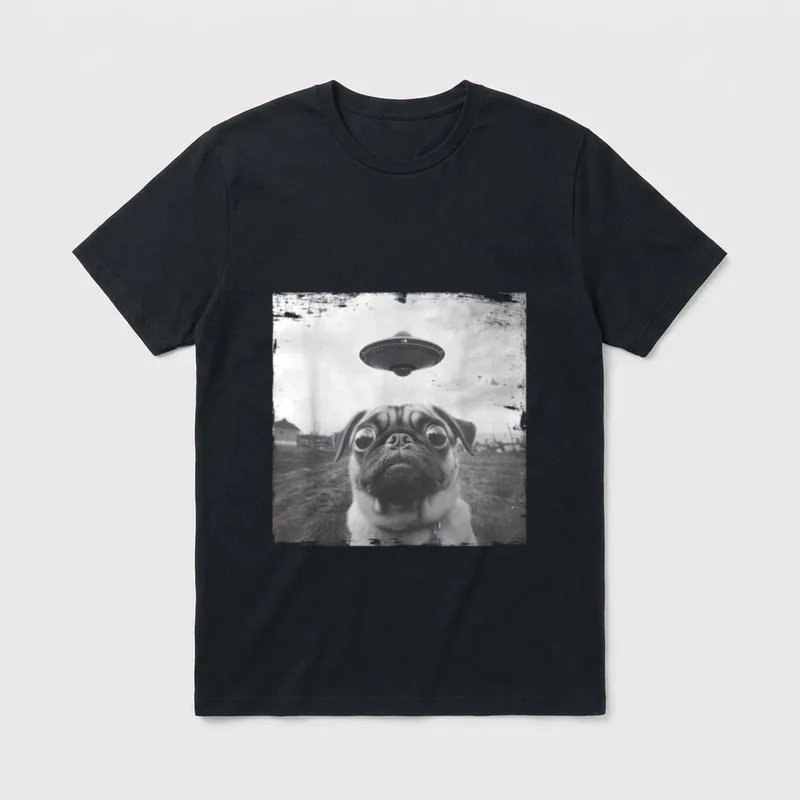 Mops UFO Alien Hund T-Shirt – Klassisches T-Shirt in Schwarz