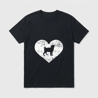 Mops Herz T-Shirt – Klassisches T-Shirt in Schwarz