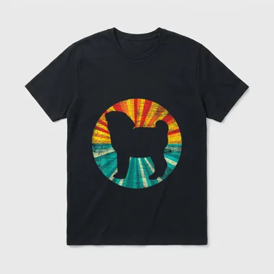 Retro Mops T-Shirt 0116 – Graue Mops-Silhouette vor buntem Retro-Strahlenkreis – Klassisches T-Shirt in Schwarz