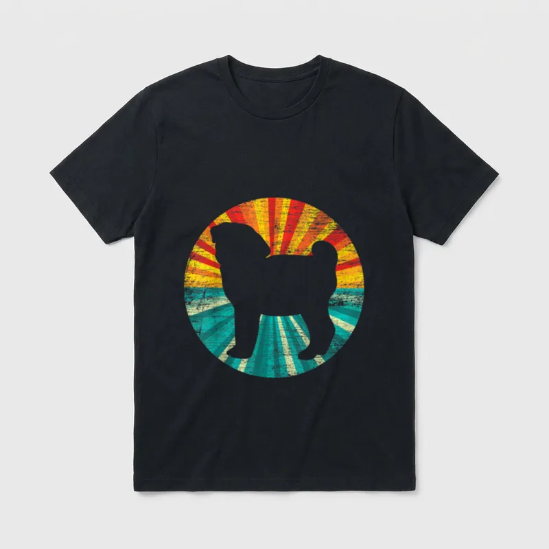 Retro Mops T-Shirt 0116 – Graue Mops-Silhouette vor buntem Retro-Strahlenkreis – Klassisches T-Shirt in Schwarz