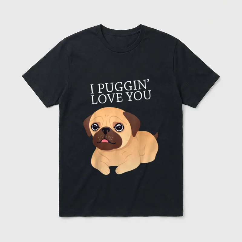 I Puggin Love You T-Shirt – Liegender Mops mit Spruch I PUGGIN LOVE YOU – Klassisches T-Shirt in Schwarz