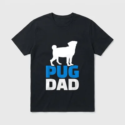 Mops Papa T-Shirt – Weiße Mops-Silhouette über blau-weißer PUG DAD Schrift – Klassisches T-Shirt in Schwarz