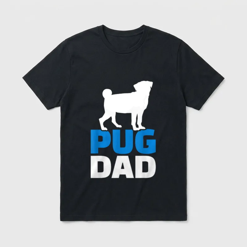 Mops Papa T-Shirt – Weiße Mops-Silhouette über blau-weißer PUG DAD Schrift – Klassisches T-Shirt in Schwarz