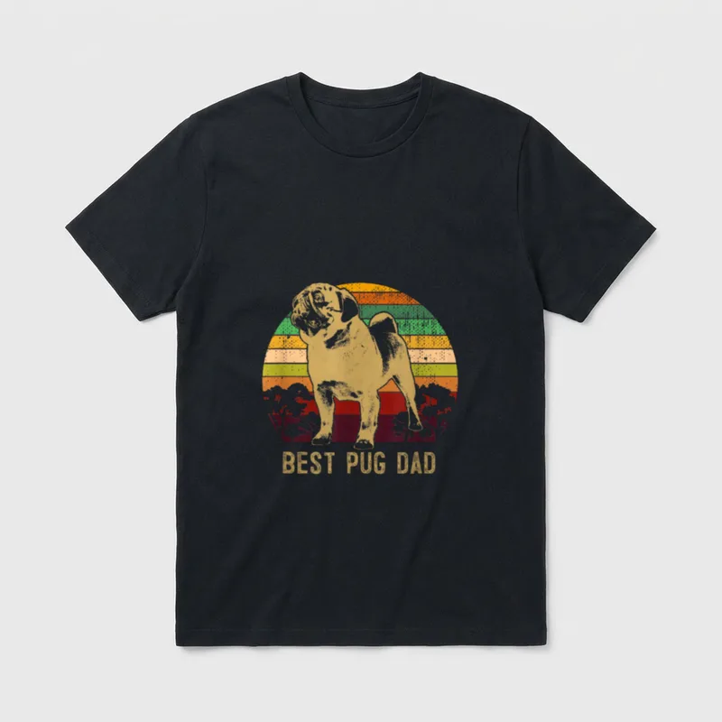 Mops Best Pug Dad T-Shirt – Retro Mops Silhouette vor bunten Streifen mit Text BEST PUG DAD – Klassisches T-Shirt in Schwarz