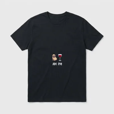 Mops Hund Weintrinker Wein T-Shirt – Mops neben Rotweinglas mit AM PM Schriftzug – Klassisches T-Shirt in Schwarz