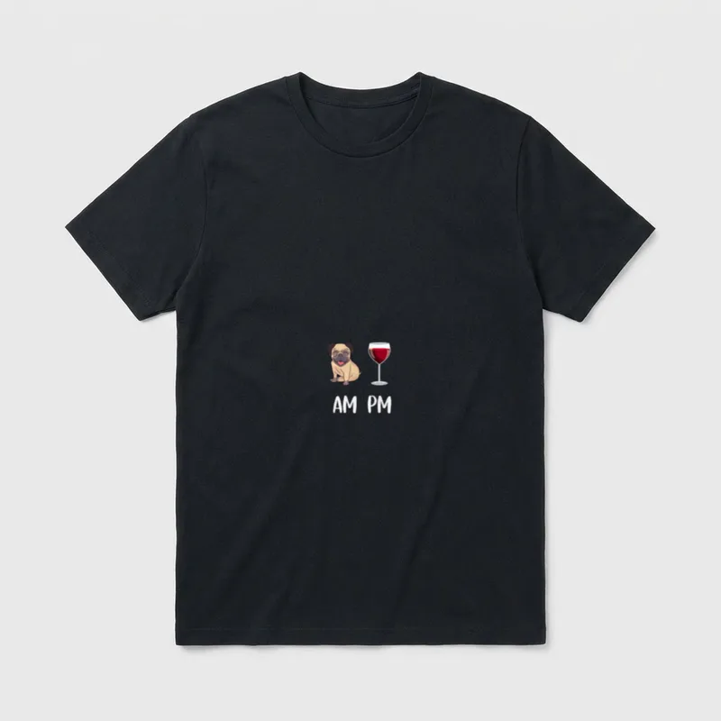 Mops Hund Weintrinker Wein T-Shirt – Mops neben Rotweinglas mit AM PM Schriftzug – Klassisches T-Shirt in Schwarz