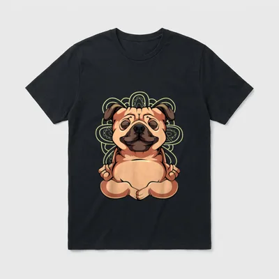 Pug Yoga Mandala Spirituell T-Shirt – Mops im Lotus-Sitz vor gelbem Mandala Hintergrund – Klassisches T-Shirt in Schwarz