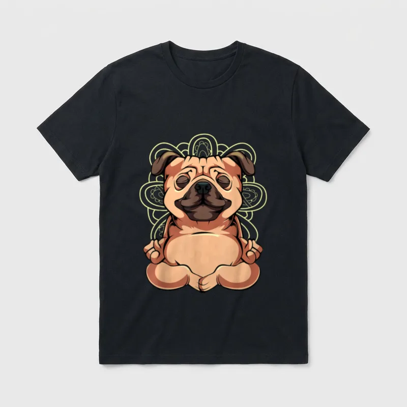 Pug Yoga Mandala Spirituell T-Shirt – Mops im Lotus-Sitz vor gelbem Mandala Hintergrund – Klassisches T-Shirt in Schwarz