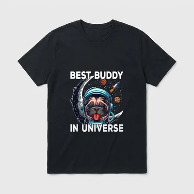 Mops im Weltall I T-Shirt – Mops im Astronautenhelm vor Mond und Rakete mit Text – Klassisches T-Shirt in Schwarz